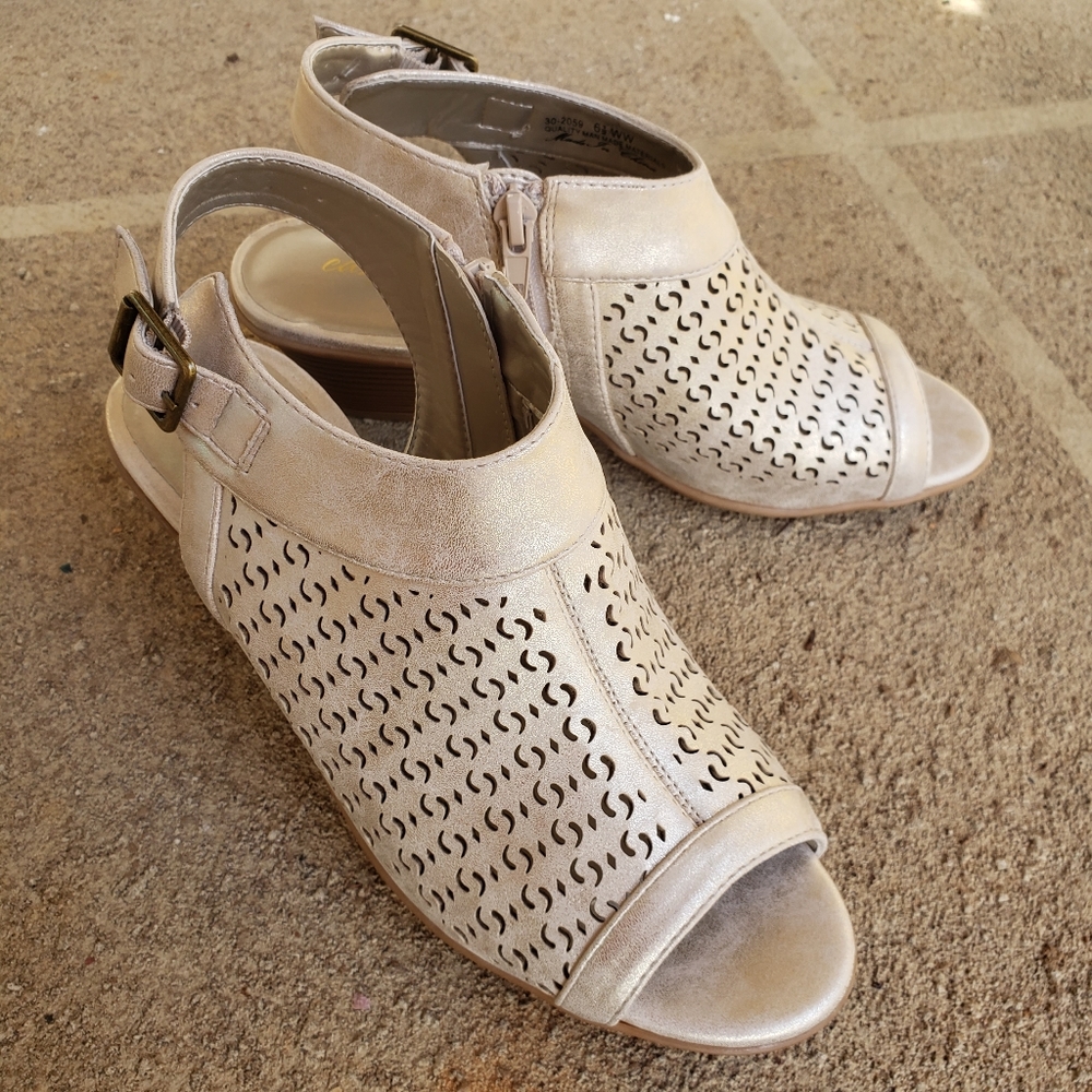 Light gold Easy Street sandals sz 6.5